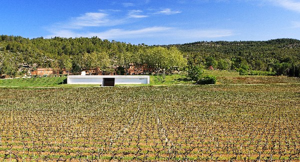 Arrivée au domaine :<br />
Superbe vue sur les vignes, le chai, la bastide et la pinède.